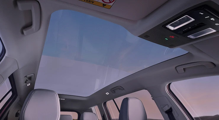 Expansive panoramic roof